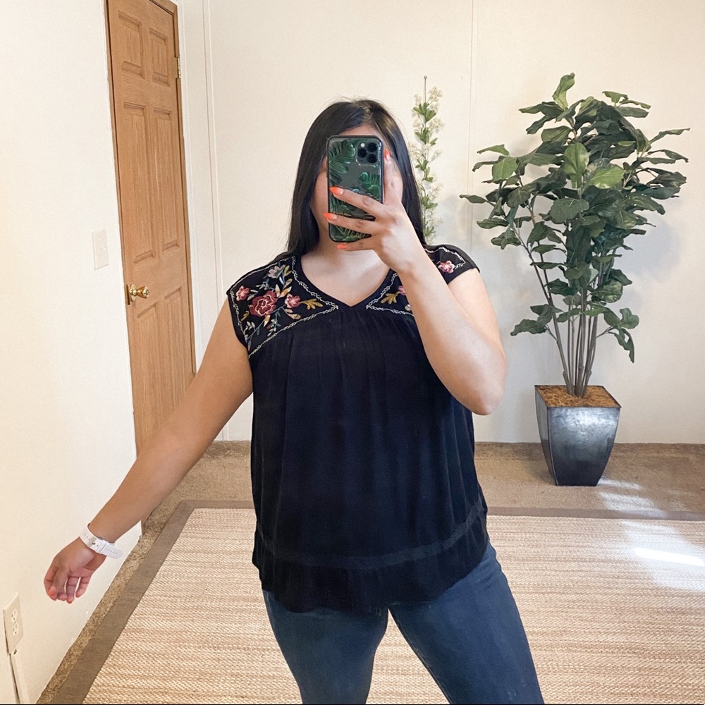 Knox Rose L black embroidered red flowers